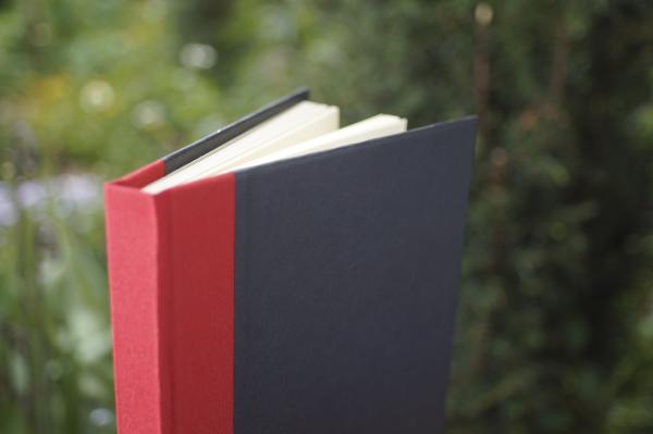 Writing and notebook black, with red linen